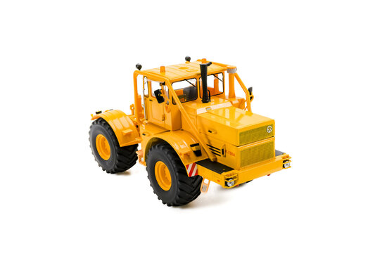 Kirovets K700 with figures