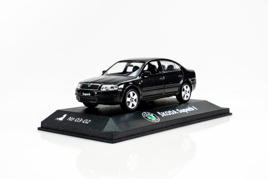 ŠKODA SUPERB 1:43 SCHWARZ METALLIS