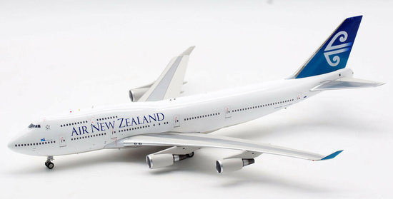 Boeing 747-419 Air New Zealand Boeing and collectors coin