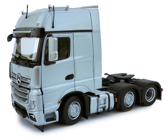 Mercedes-Benz Actros Gigaspace 6x2 strieborná