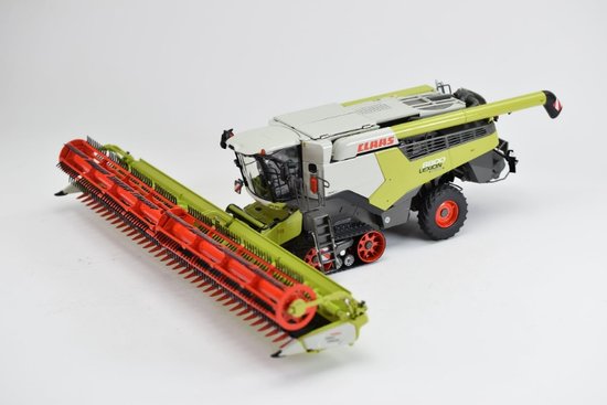 Claas Lexion 8800 TT with Convio 1380 and trailer