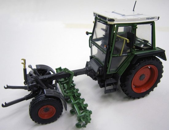 Traktor FENDT s nosičom náradia 360 GT - verzia s kultivatorom (1984 - 1996) (2010)