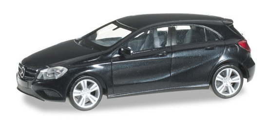 Mercedes-Benz A - Klasse, metallic blacksaphir