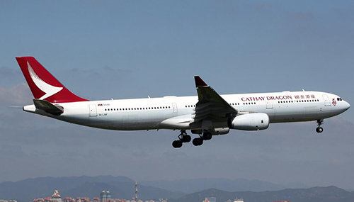 Airbus A330-300 Cathay Dragon so stojančekom