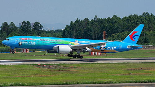 Boeing 777-300ER China Eastern Airlines " China International Import Expo " mit Halter