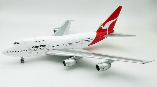 Boeing 747SP Qantas so stojanom