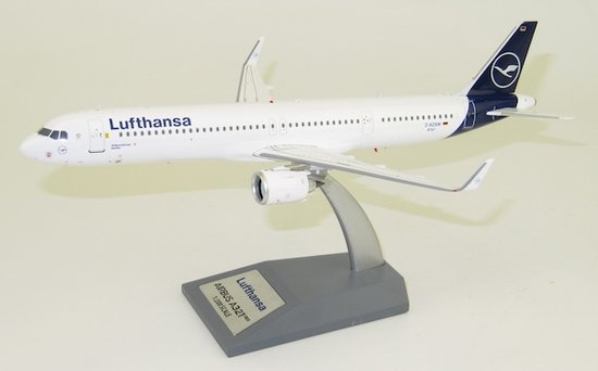 Airbus A321neo Lufthansa so stojanom