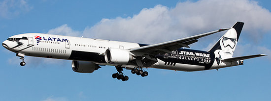 Boeing 777-300ER LATAM " Galaxy Rand " mit Halter