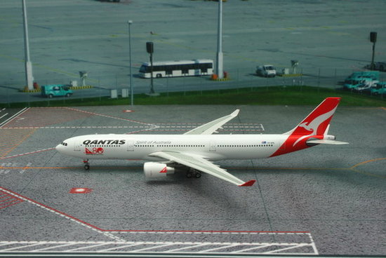 Airbus A330-300 Qantas " 80 "