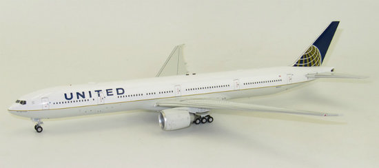 Boeing 777-300ER United mit Halter