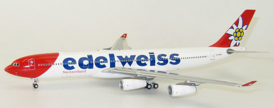 Airbus340-300 Edelweiss Air mit Halter