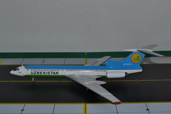 Das Flugzeug TU-154M Uzbekistan Airways