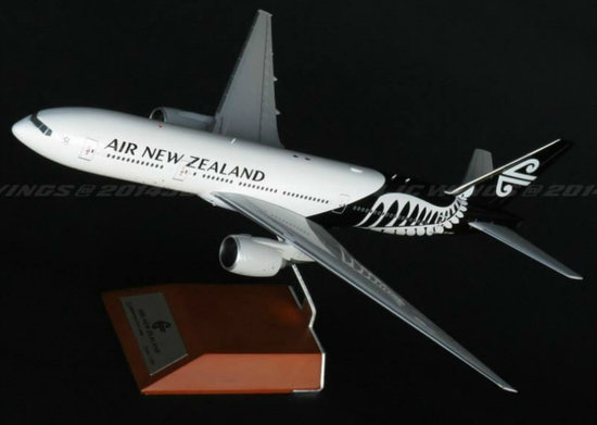 Boeing B777-200ER Air New Zealand so stojanom