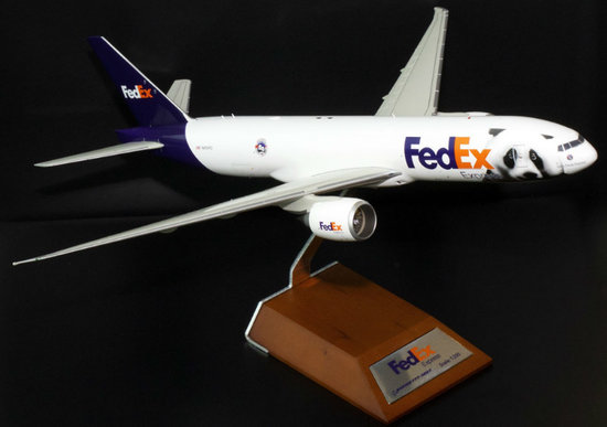 Boeing B777-200F Fedex " Panda Express II " mit Standfuß