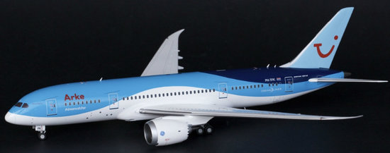 Boeing B787-8 Arkefly so stojanom