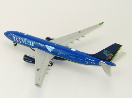 Airbus A330-200 AZUL Linhas Aéreas Brasileiras so stojanom 