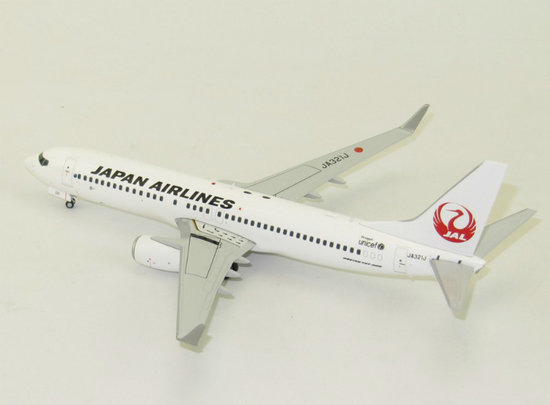 Boeing B737-800 JAL Japan Air Lines mit Ständern