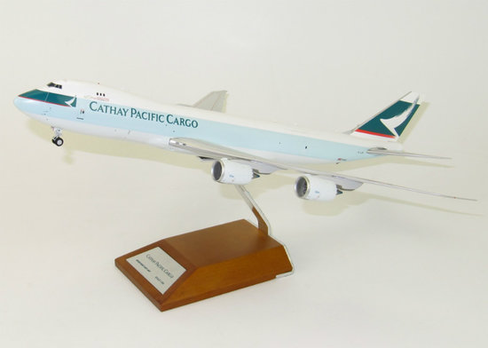 Boeing B747-8F Cathay Pacific Cargo so stojanom