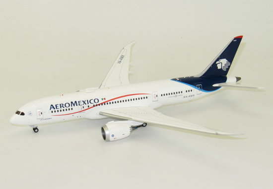 Boeing 787-8 AeroMexico so stojanom