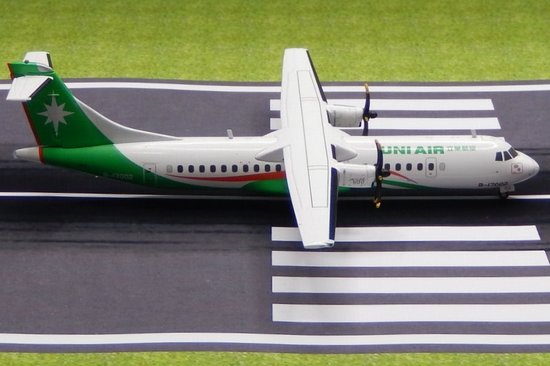 ATR72 Uni Air so stojanom