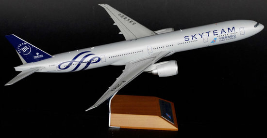 Boeing B777-300ER China Southern "Skyteam" so stojanom