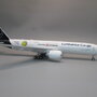 j-fox-models-jf-777-2-004-boeing-777f-lufthansa-cargo-sustainable-aviation-fuel-d-alfg-xc9-200641_3