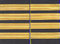 Set bestehend aus zwei Armbänder mit vier goldenen Streifen mit einem schwarzen Hintergrund. (13 mm bar)