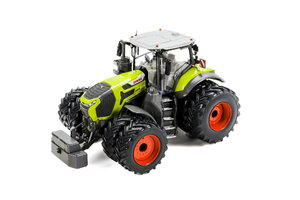 Claas Axion 9.420 with twin tyres