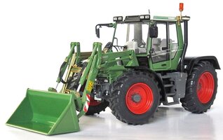 FENDT Xylon 524 s předním nakladačem