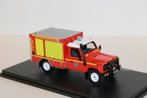 LAND ROVER - DEFENDER 130 - 1986 - ROT WEISS GELB
