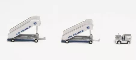 AIR FRANCE HISTORICKÉ SCHODY PRO CESTUJÍCICH (2) S VLEČNÝM VOZIDLEM (1)