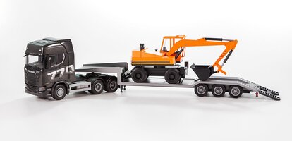 Scania 770S s podvalníkom a bágrom