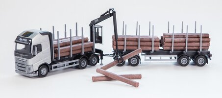 Volvo FH16 6x4 s  4-nápravovým Log Transport prívesom