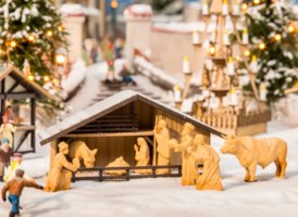 Jesličky na vánočních trzích s figurkami v dřevěném vzhledu