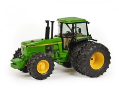 John Deere 4850 dvojité zadné pneu