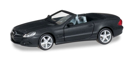 Auto Mercedes-Benz SL-Klasse, matt schwarz mit verchromten Felgen
