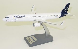 Airbus A321neo Lufthansa so stojanom
