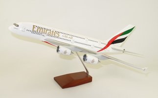Airbus A380 Emirates Airlines s LED osvetlením kokpitu a kabíny