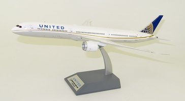 Boeing 787-10 United Airlines with stand