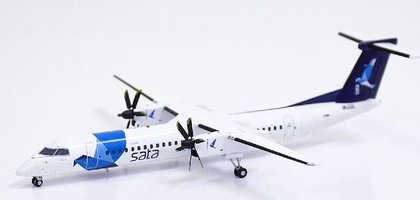 Bombardier Dash8-400Q SATA Azores Airlines with stand