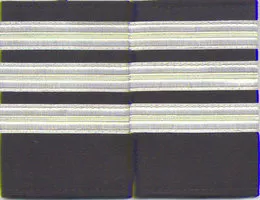 Sada dvoch náramenníkov s 3 striebornými pruhmi s čiernym pozadím. (13 mm bar)