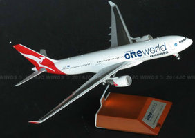 Airbus A330-200 Qantas "oneworld" so stojanom 