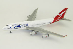 Boeing B747-400 Qantas " One World " mit Standfuß