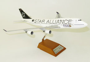Boeing B747-400 Thai "Star Alliace" so stojanom