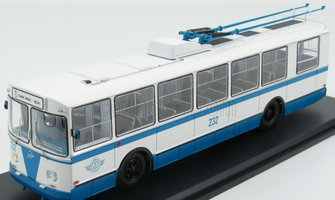ZIU-682B Trolleybus blau-weiß