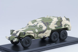 Russisches gepanzertes Fahrzeug BTR-152K / Camouflage /