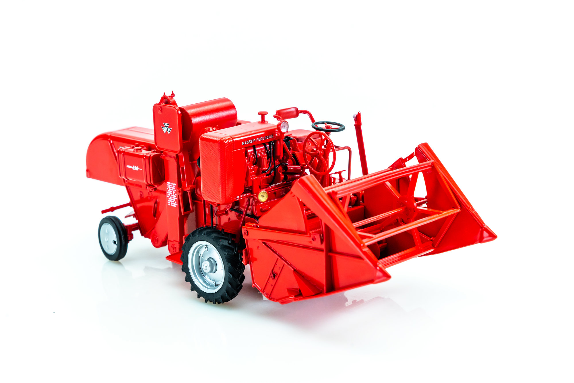 Moissonneuse-batteuse Massey-Ferguson 830 Miniature 1/32 - Universal Hobbies UH2880 Neuve
