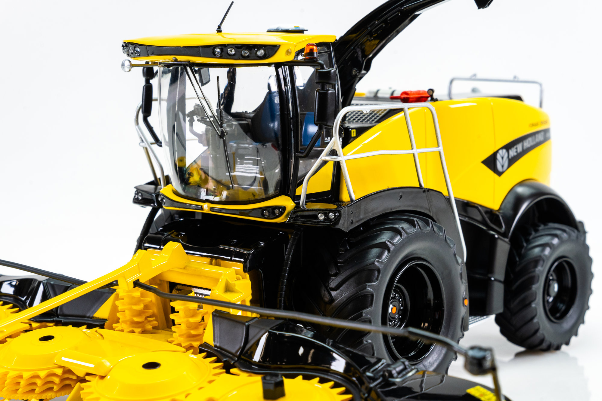 Cutter NEW HOLLAND FR 650 - Black rims and logo - Limited
