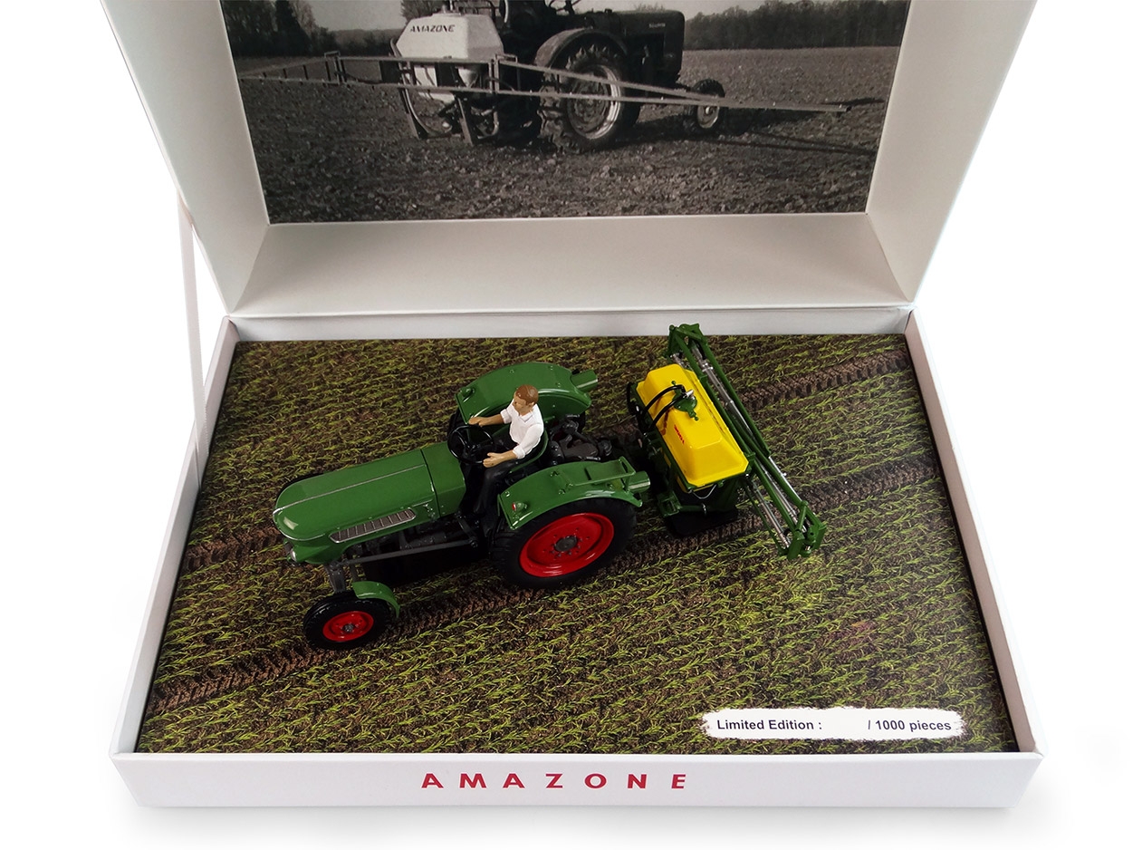 Modèle Réduit Tracteur FENDT Farmer 2 Avec épandeur AMAZONE 300S - Universal Hobbies échelle 1/32