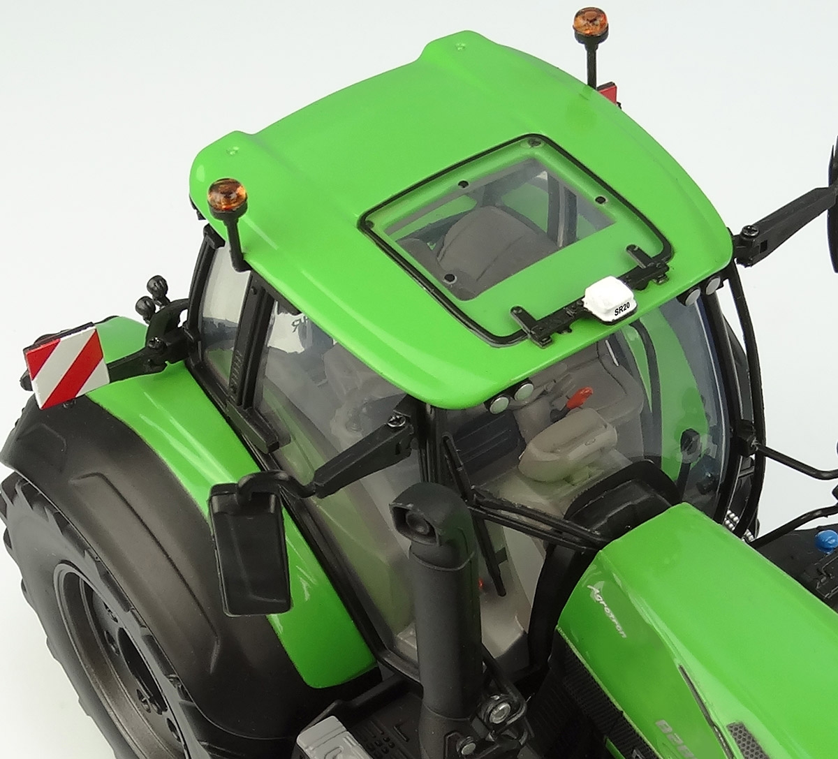 DEUTZ-FAHR 8280 TTV ミニカー 1/32 1/32 Deutz Fahr 8280 Black Warrior Tractor with Rear Duals